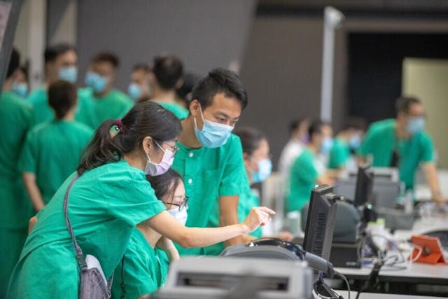 利用灣區醫療人員來紓緩香港公立醫院人手不足的問題，表面上非常可取，但若詳細分析兩地的醫療人手數量，廣東省醫療人手數目並不比香港好。（亞新社）