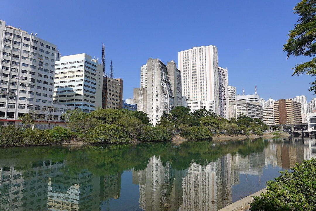 田家炳先生位於屯門的工廠開始運作後，田氏大力宣傳塑膠產品，令下游的加工廠如兩後春笋，塑膠行業大為壯大，有聲有色。（Wikipedia Commons）