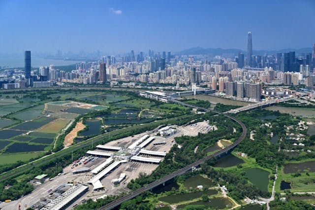 兩個相鄰大都市在70年的跨度裏如此快速崛起和成長，而且是在一個幾百萬人口的大城市身邊，長出一個近2000萬人口的超級大都市，這絕對是人類歷史上的獨一無二。（亞新社）