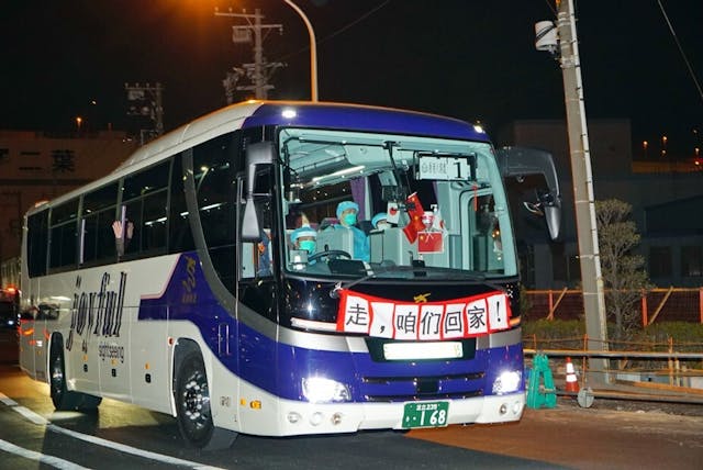 日本旅遊巴接載鑽石公主號乘客。