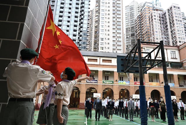 教育局應設立推行國民教育的部門，重新規劃幼稚園、小學、中學及大學的國民教育，建立一條完整的課程縱軸。（亞新社）