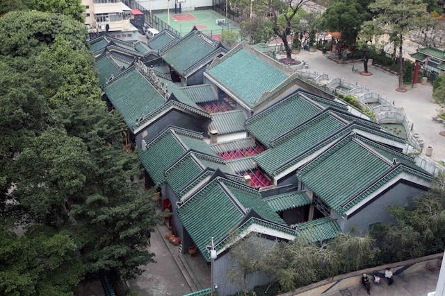 油麻地天后古廟與鄰接建築並排而立，是市區最大的廟宇建築群。