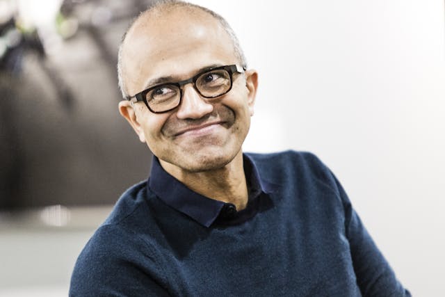 微軟行政總裁納德拉（Satya Nadella）周三在西雅圖的微軟總部發表講話，聲稱微軟並不專注於中國本土市場，而是專注於中國以外的全球市場。（Microsoft圖片）