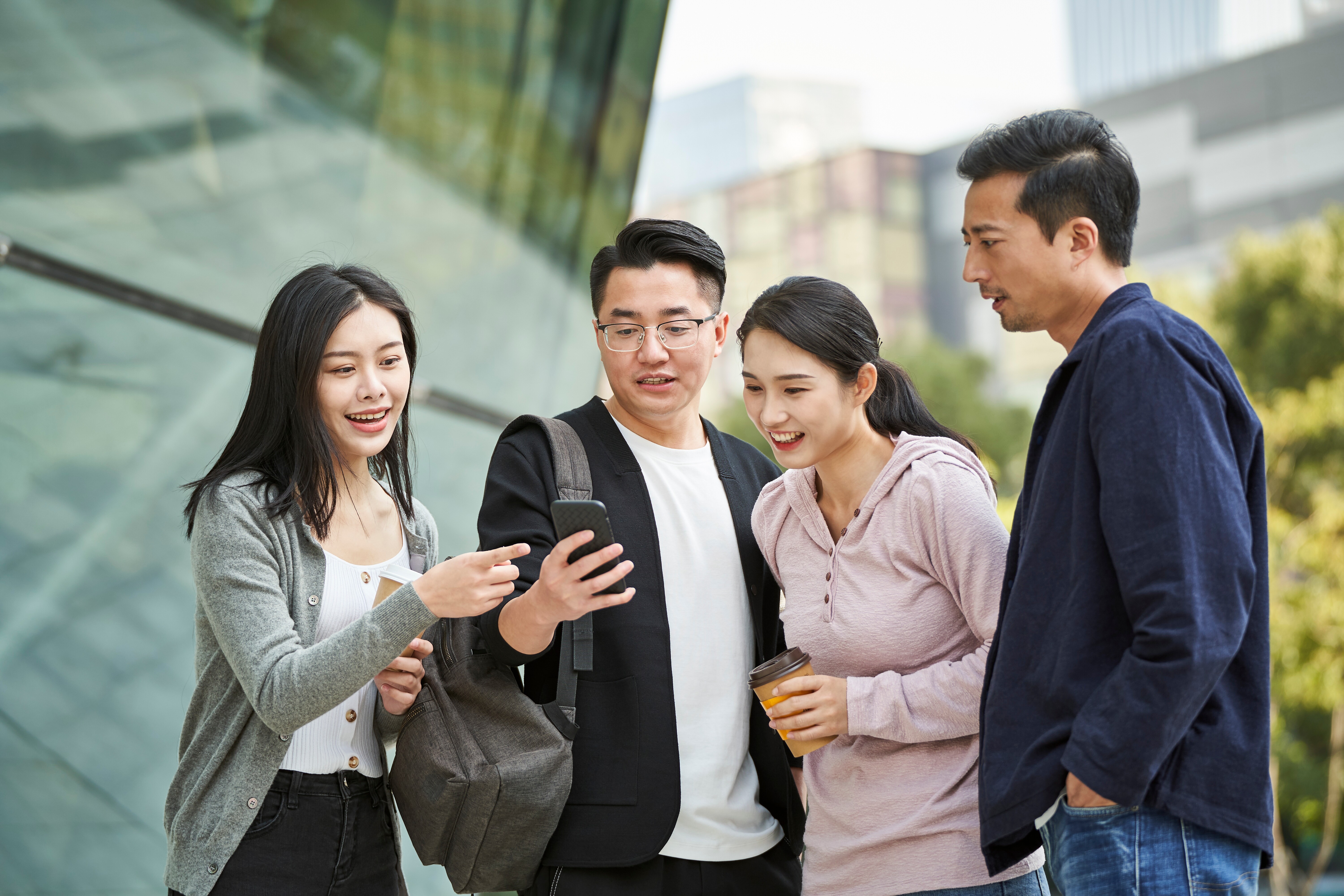 譚新強說，每年近1100萬的大學畢業生加入就業市場，加劇經濟內卷情況。