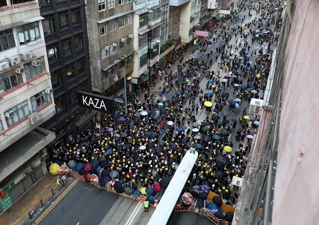 香港警方7月30晚拘捕了49名在中西區與警方衝突的示威者。49名被捕者中，有44人被控暴動罪。（亞新社）