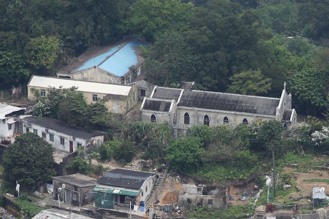 從山上俯瞰馬鞍山村的聖若瑟小堂、神父樓和聖若瑟小學等建築群。