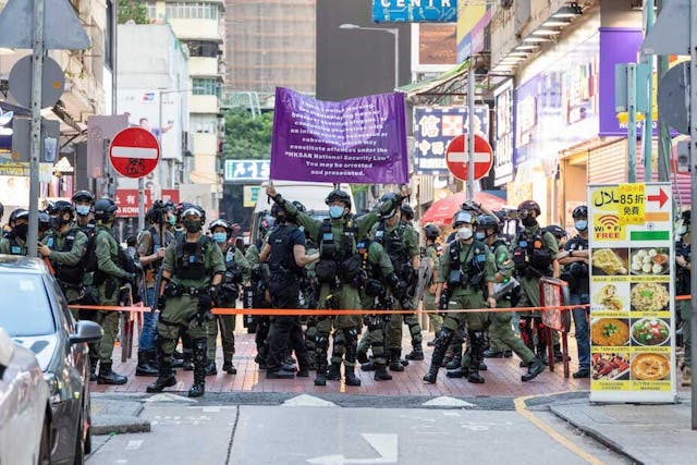 隨着《港區國安法》實施，警察特設「紫旗」警告涉違法者。（亞新社）