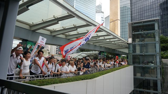 民主派人士在政府總部天橋吶喊助威。