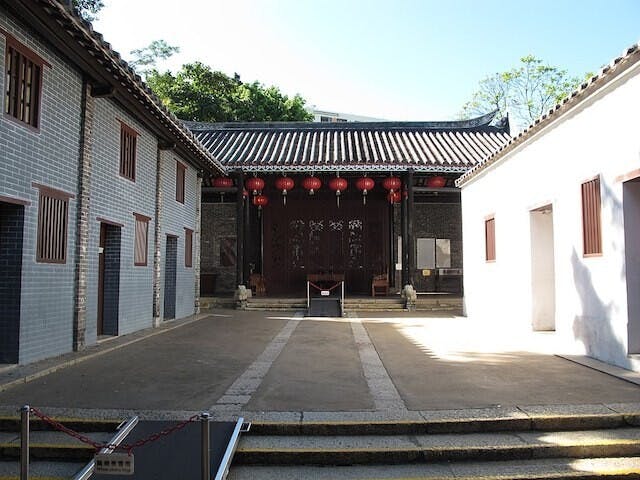 衙門建於1847年。清拆九龍寨城時，衙門被保存下來，並加以修復。（Wikimedia Commons）