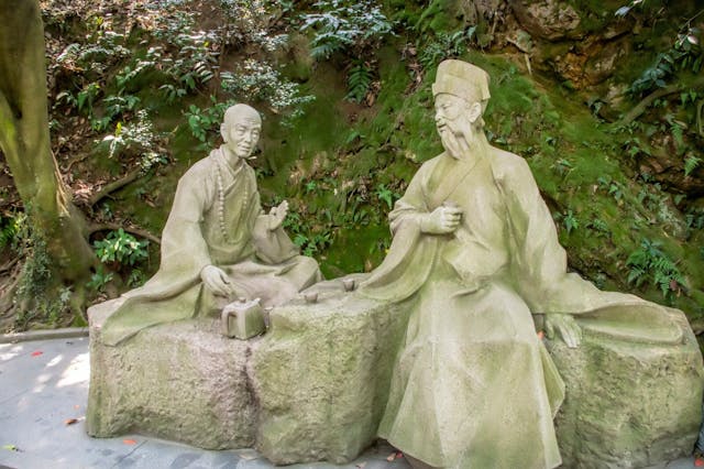 蘇軾曽兩度在杭州任知州，常去龍井寺與天台宗高僧辯才等人煮茶品茗，詩文唱和。圖為蘇軾（右）與辯才品茗的雕塑。（Shutterstock）