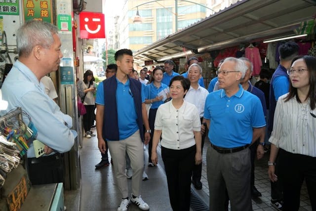 岑浩輝早前落區與澳門街坊交流。（岑浩輝競選辦公室）