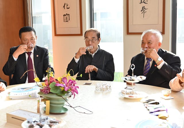 簽約及捐贈儀式後,眾嘉賓移步至剛剛落成的茶文化交流室品茗交流。
