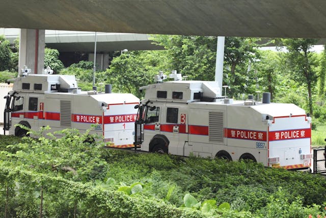 兩輛水炮車在中聯辦候命。