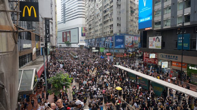 遊行人士進入銅鑼灣鬧市，警方開放東西行車線。