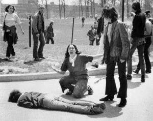 1970年5月4日的肯特州立大學（Kent State University）國民警衞軍鎮壓學生，當時年紀也是20左右的國民警衞軍架起機槍，向學生掃射。（Wikimedia Commons）