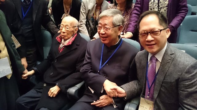 作者(圖右)參加饒宗頤百歲華誕國際學術研討會,發表古月堂珍藏唐素草書的文章。圖中為人大副委員長許嘉璐;圖左為百歲的饒宗頤教授。