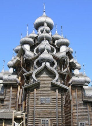 Church of Transfiguration是島上最著名的教堂建築，每一個閃着銀光的洋葱頭，圓頂上是一個銀色十字架。