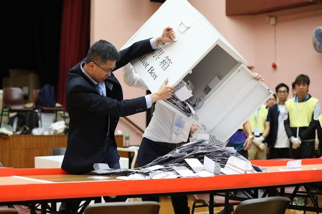 如果區議會真的是對政府態度的變相公投，親政府候選人為什麼有這麼高的得票率？（亞新社）