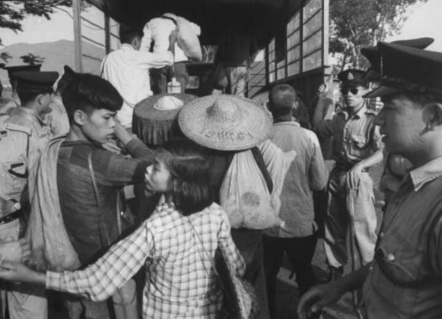 1962年，大量飢民越過梧桐山逃亡香港。（新聞檔案圖片）