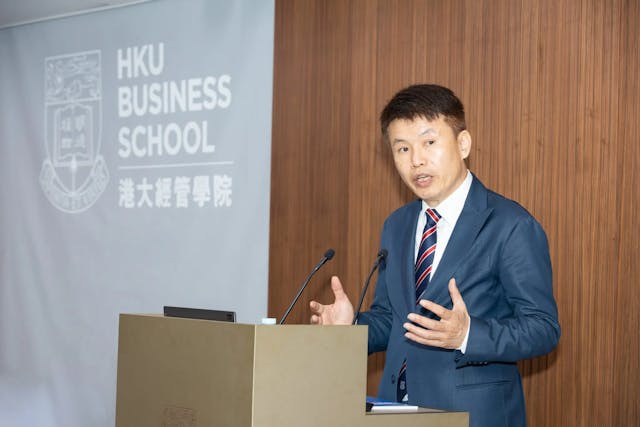 香港大學經管學院院長及經濟學講座教授蔡洪濱。（港大經管學院圖片）