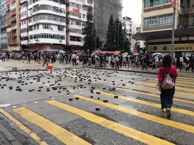 示威者在長沙灣道和南昌街交界的路口撒磗頭，令車輛不能通過。（灼見名家圖片）