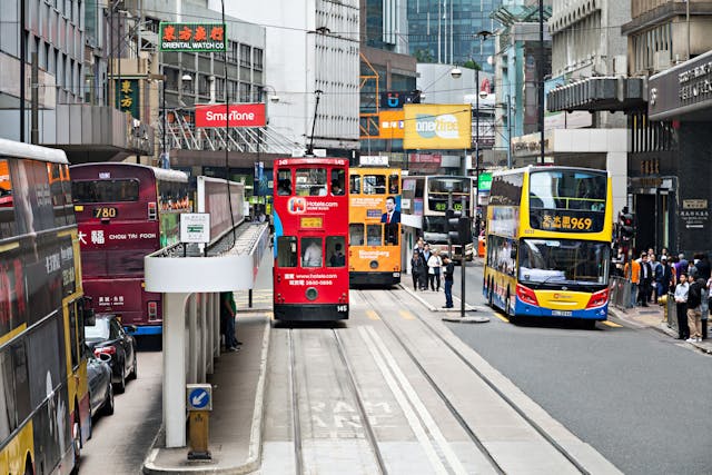 政府上周宣布，多家公共交通營辦商在選舉日供市民免費乘車，此舉被解讀為催谷投票率的破天荒招數。（Shutterstock）