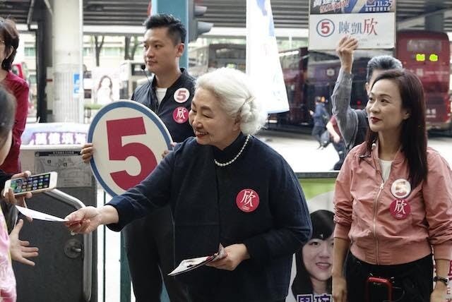 建制派總動員幫忙，大家什麼時候見過律政司前司長梁愛詩到街站派傳單？（陳凱欣Facebook）