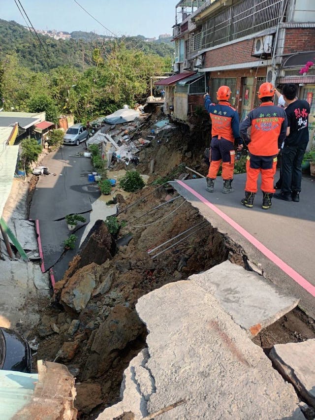 台灣消防部門表示，地震最少造成花蓮縣4人死亡。（亞新社）