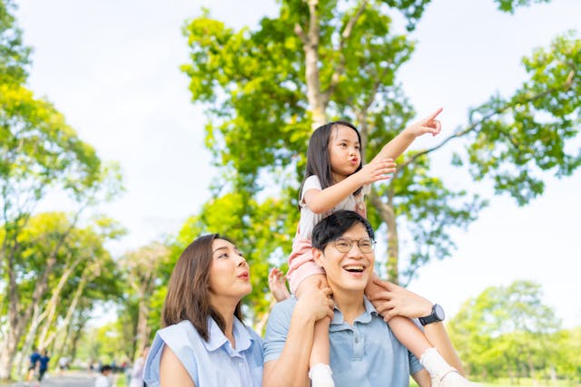 父母太過年輕，人生經驗不足，難成為孩子的良好模範。（Shutterstock）