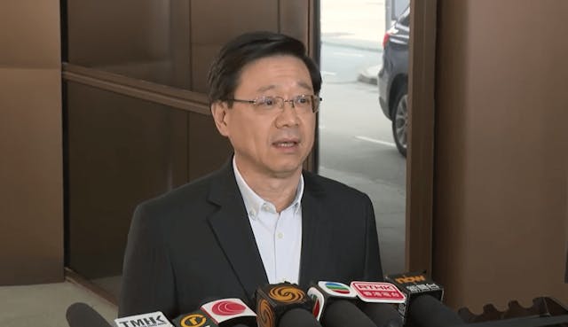 行政長官見傳媒，對首次列席人大會議感鼓舞。( 政府新聞處視頻截圖 )