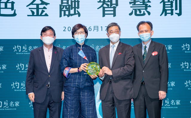 香港恒生大學校長何順文教授（左一）及灼見名家傳媒董事會主席潘燊昌博士（右二）向中華電力企業發展總裁莊偉茵（左二）頒發獎項。右一是灼見名家傳媒社長及行政總裁文灼非。