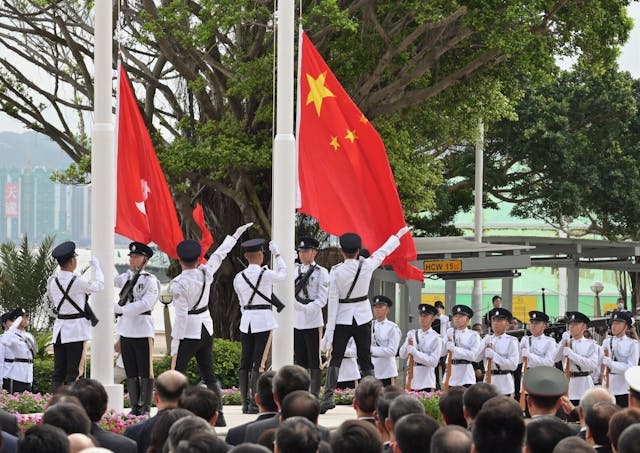 升旗儀式上，護旗隊首次使用解放軍禮賓槍械。