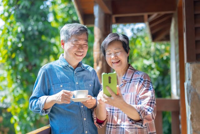 在種種防疫限制下，更需注意65歲以上長者的心理健康。（Shutterstock）