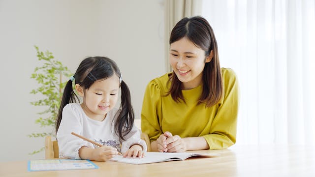 中國的國策是不贊成惡性補習，同時宣傳要保護孩子的視力。（Shutterstock）