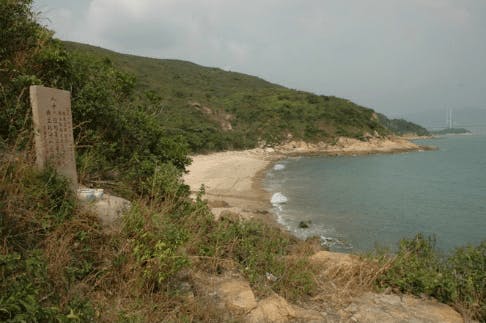 大嶼山東北角的扒頭鼓有「佛山輪悼念碑」。（天行足跡提供圖片）