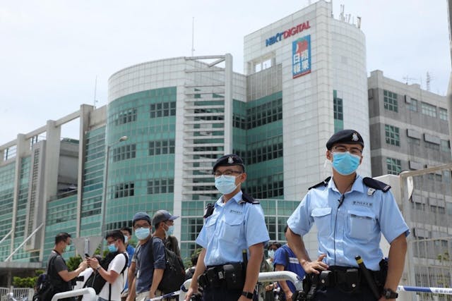 過百名警員早上近10時進入壹傳媒於將軍澳工業邨的總部。（亞新社）