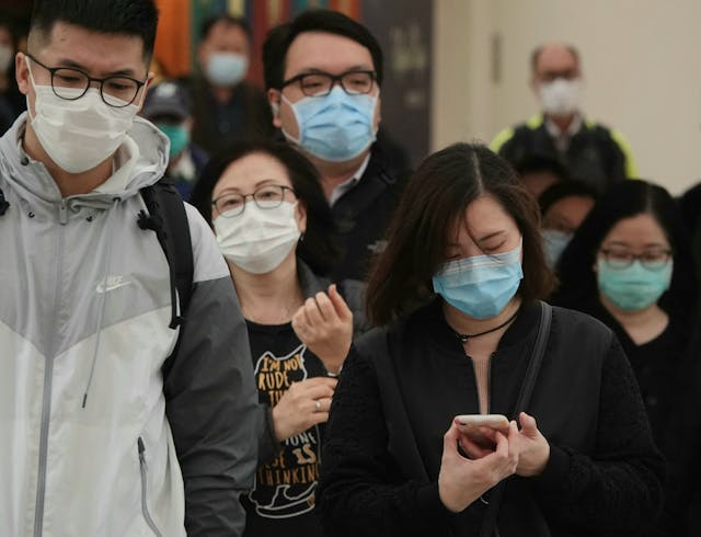 香港人即使沒有「口罩令」，街上戴口罩的，幾近100%。（亞新社）