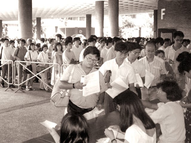 香港公開大學前身為香港公開進修學院，為有志進修者提供遙距教育。圖為1989年學院首批8個學科招生時，大批成年人排隊辦理入學申請的情況。（香港公開大學提供）