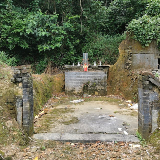 大埔上黃宜坳村陳氏祠堂，雖僅餘祭台石壇，後人不忘致拜。