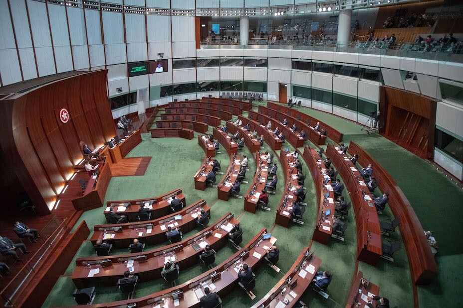 在本港完善選舉制度和落實愛國者治港之後，被選出的和在沒有競爭的情況下自動當選的各行業選舉委員，能否令市民覺得深慶得人，實至名歸？（亞新社）