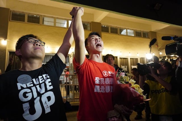 香港要真正實踐「港人治港、高度自治」，只有從街頭抗爭走上議堂論事。（亞新社）