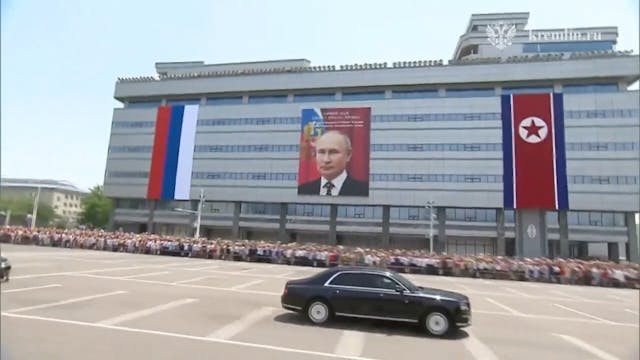 歡迎儀式上普京車隊的俄羅斯國產「阿魯斯」豪華房車，他送了一輛同款的房車給金正恩。（亞新社）