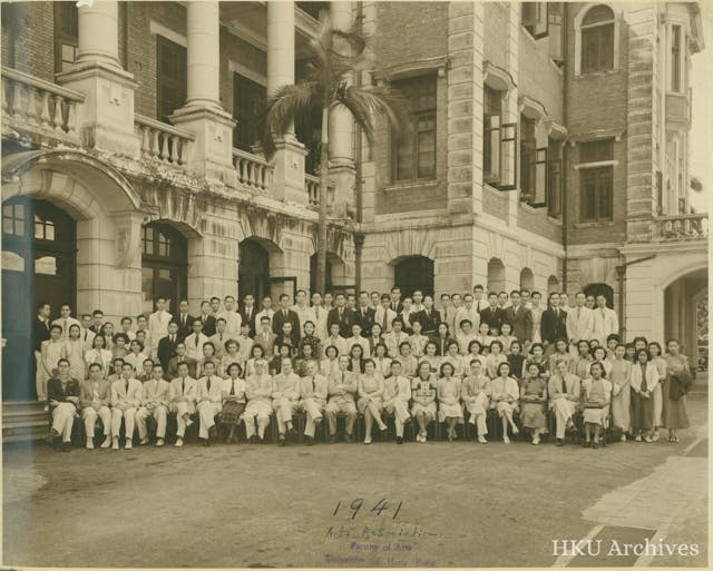 香港大學文學院師生1941年秋季在本部大樓前的大合照（香港大學檔案館藏）