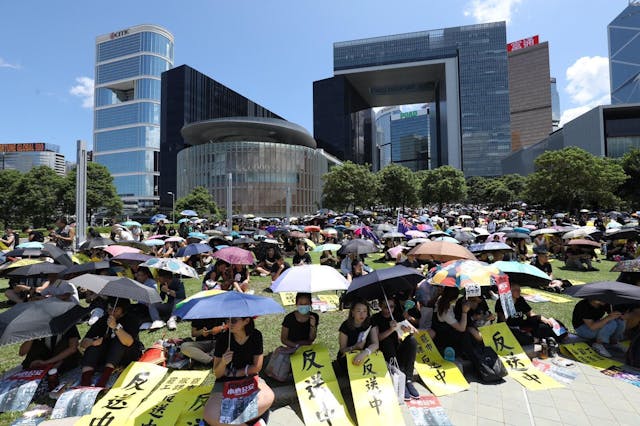 示威者到金鐘添馬公園集會。