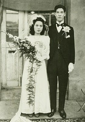 1949年李登輝與曾文惠在台灣大學溫州路宿舍前的結婚照，當時李登輝為台大農經系助教。（Wikimedia Commons）