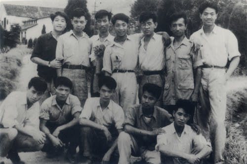 1953年，袁隆平（後排左三）讀大學期間擬招為空軍飛行員，同學歡送時合影。（Wikipedia）