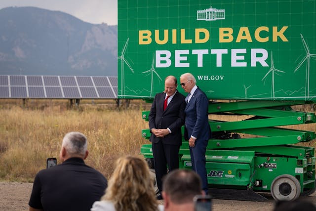 President Joe Biden confers with Gov. Jared Polis before delivering remarks on Build Back Better, Tuesday, September 14, 2021, at the National Renewable Energy Laboratory Flatirons Campus in Arvada, Colorado. （White House Photo）