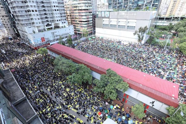 市民站滿麥花臣球場外的道路。