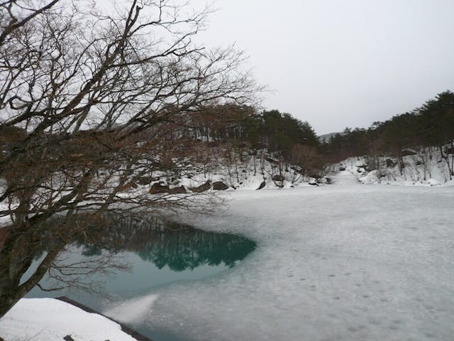 日本福島縣五色沼雪景。