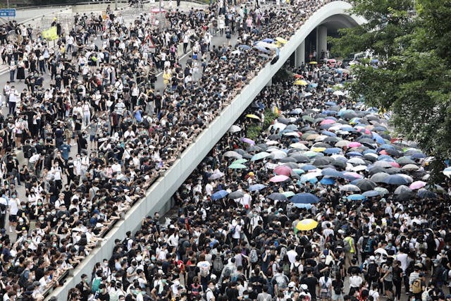 示威者佔領行車天橋。